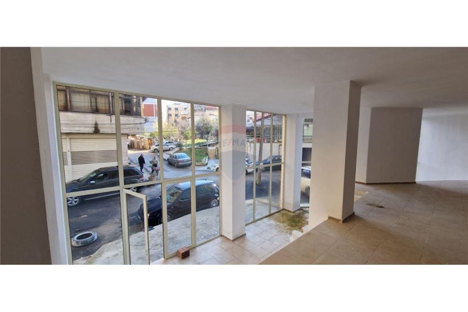 Tirane, jepet me qera ambjent biznesi , , 125 m² 800 € (Operacionale - Me Qira - Bulevardi Zogu I - Ministria e Drejtësis, Shqipëri Ambjent Komercial me QIRA)