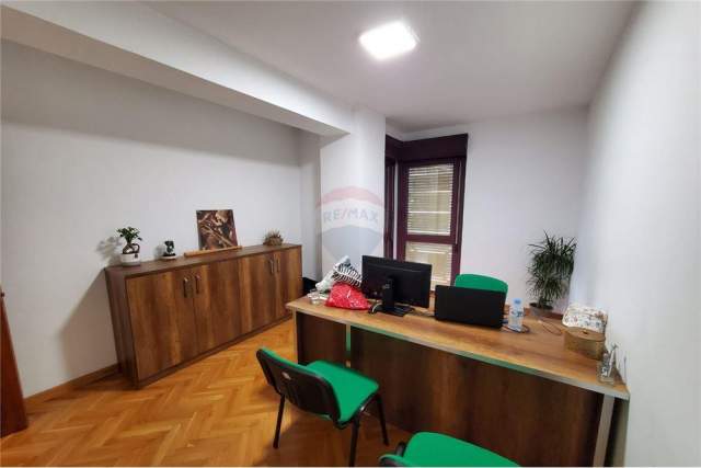 Tirane, jepet me qera zyre Kati 18, 233 m² 1.950 Euro (Torre Drin)