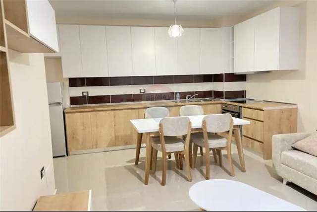 Tirane, jepet me qera apartament 1+1 Kati 3, 67 m² 350 Euro (Porcelan)