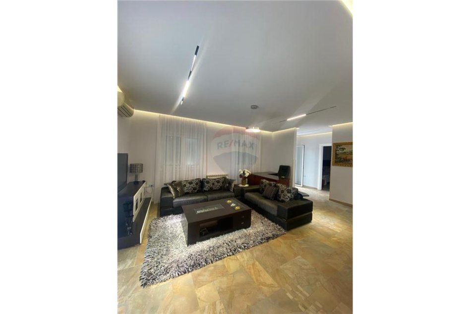 jepet me qera apartament 1+1+Aneks Kati 3, 80 m² 600 € (Rruga Tre Vellezerit Kondi)