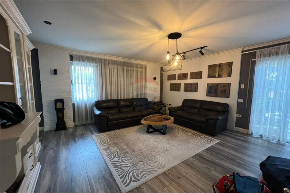 Tirane, jepet me qera apartament 1+1+Aneks+Ballkon , 550 € (Rruga Peti)