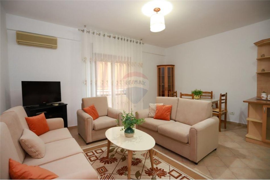 Tirane, jepet me qera apartament 1+1+Ballkon Kati 2, 70 m² 520 € (Komuna e Parisit - Lulishtja)