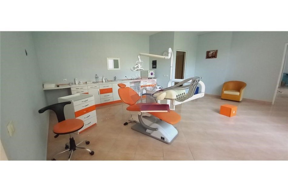 Tirane, shitet ambjent biznesi Kati 0, 82 m² 90.000 € (OKAZION ! Shitet Klinike Dentare Fresku)