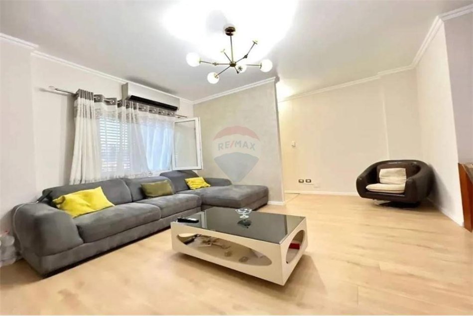Tirane, jepet me qera apartament 2+1 , 96 m² 750 € (21 Dhjetori)