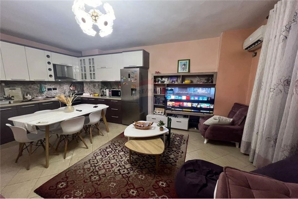 Tirane, shitet apartament 2+1 Kati 2, 85 m² 116.000 € (Apartament 2+1 ne shitje ne Rrugen 5 Maji)