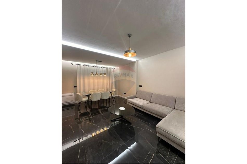 Tirane, jepet me qera apartament 1+1 , 70 m² 550 € (Kopshti Zoologjik)