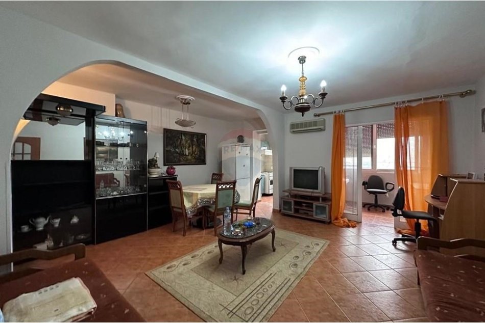Tirane, jepet me qera apartament duplex 1+1 Kati 4, 75 m² 450 € (Apartament 1+1 per qira te Pazari i Ri)