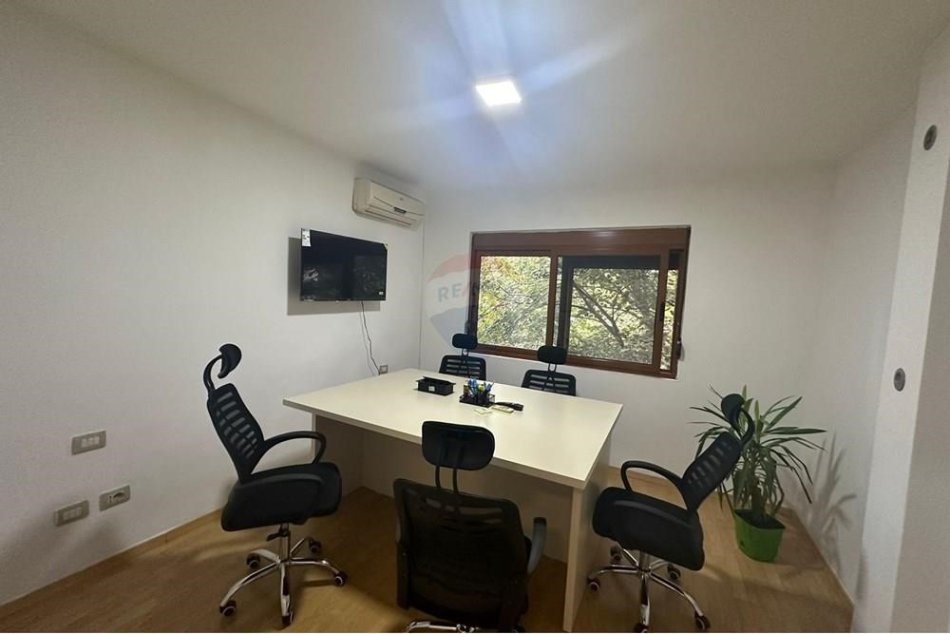 Tirane, jepet me qera zyre Kati 2, 69 m² 900 € (Zyre për Qira në Qendër të Tiranës!)