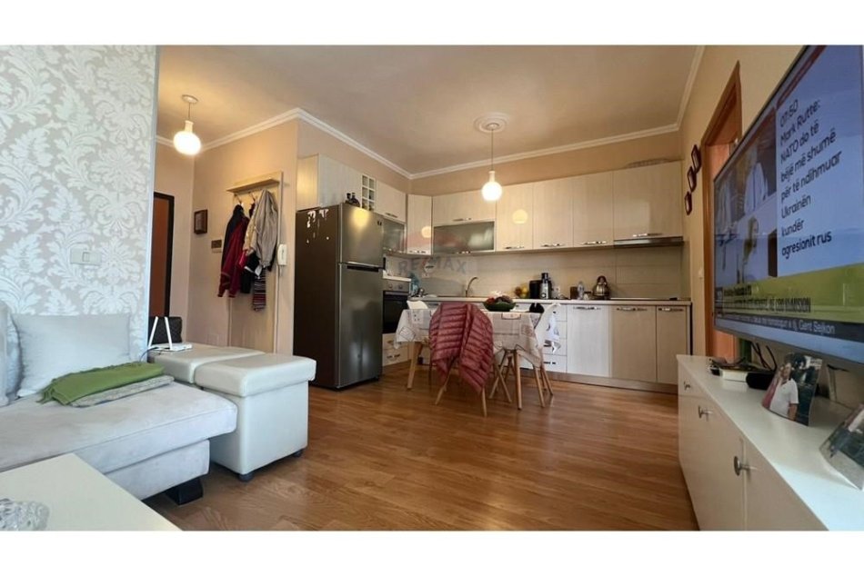 Tirane, shitet apartament 1+1 Kati 2, 62 m² 155.000 € (Apartament 1+1 ne qender te Tiranes!)