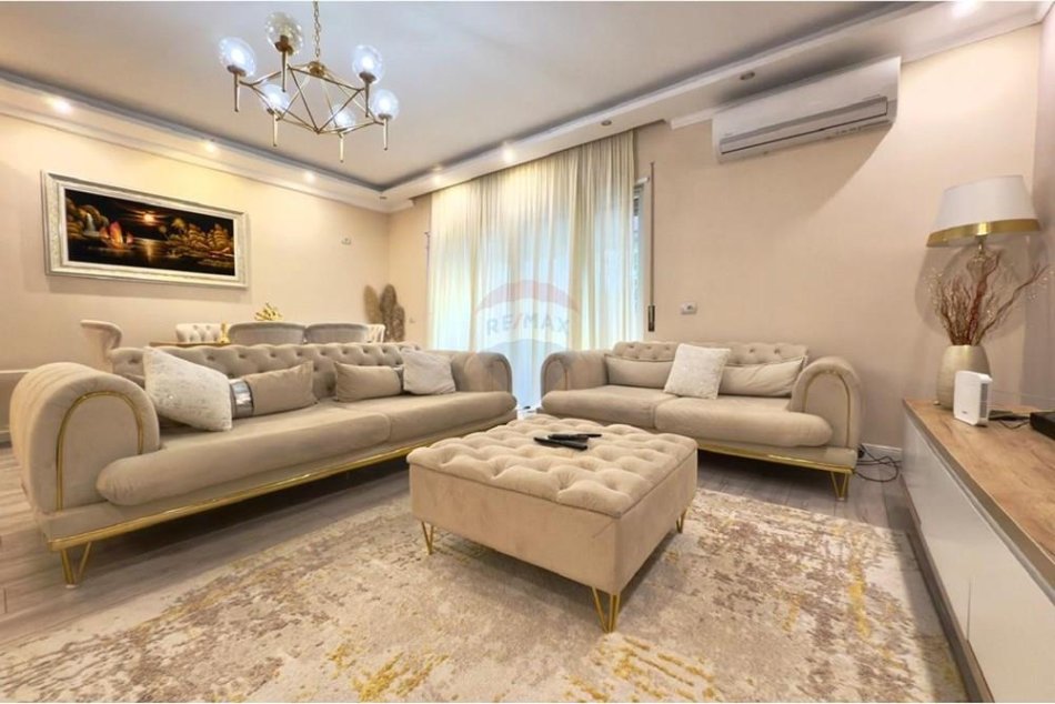 Tirane, jepet me qera apartament 2+1 , 121 m² 800 € (Liqeni i Thatë)