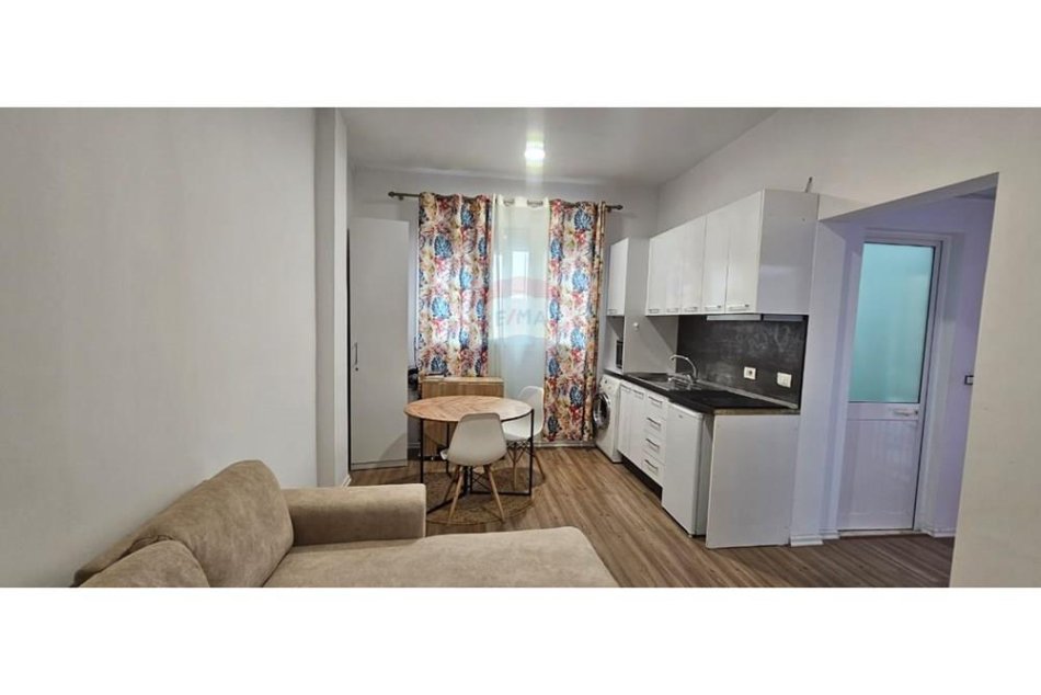 Tirane, jepet me qera apartament 1+1 Kati 5, 50 m² 550 € (Bllok)