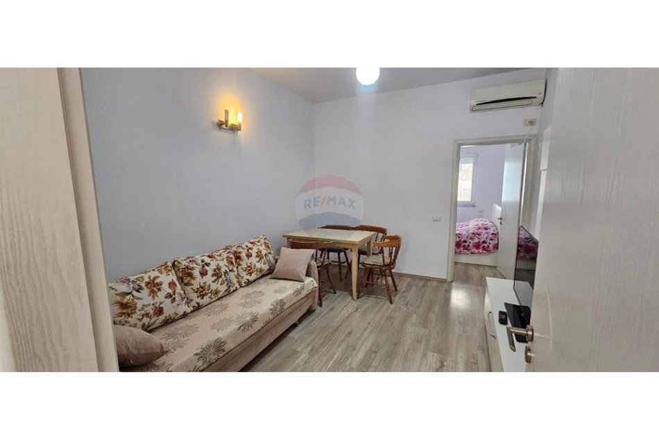 Tirane, jepet me qera apartament 1+1 , 50 m² 400 € (Rruga Ali Demi)