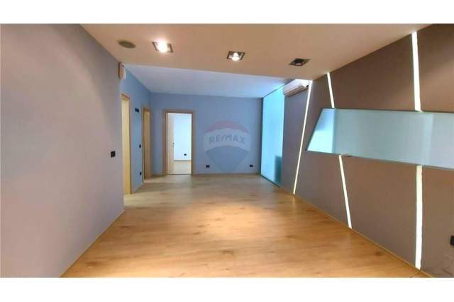 Tirane, jepet me qera ambjent biznesi Kati 3, 132 m² 1.100 Euro