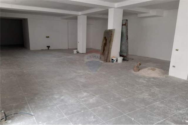 Tirane, shitet magazine Kati 0, 357 m² 470.000 Euro (Liqeni i Thatë, pranë Radisonit)