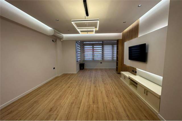 Tirane, jepet me qera zyre Kati 1, 96 m² 800 Euro (Myslym Shyri)
