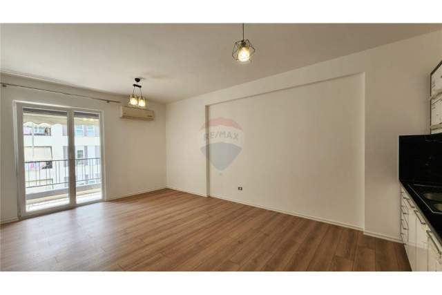 Tirane, jepet me qera zyre Kati 4, 97 m² 450 Euro (Rruga 5 Maji)