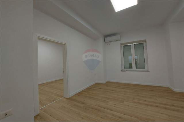 Tirane, jepet me qera zyre Kati 3, 100 m² 950 Euro (Reshit Collaku , Shallvaret)