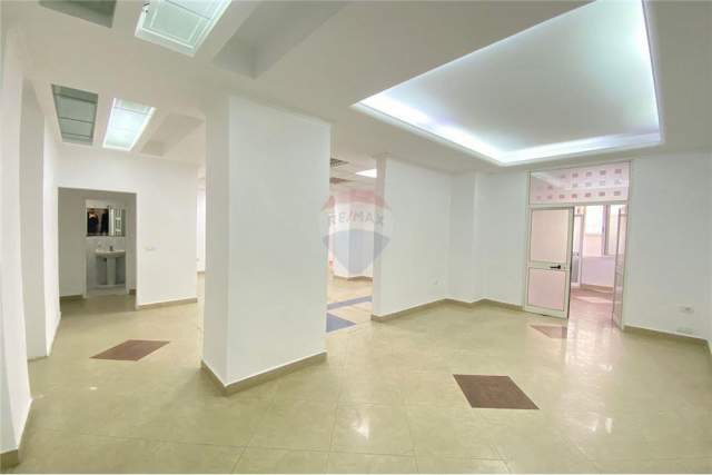 Tirane, jepet me qera zyre Kati 1, 130 m² 1.200 Euro (Reshit Collaku , Shallvaret)