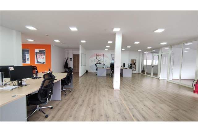 Tirane, jepet me qera ambjent biznesi Kati 8, 340 m² 3.200 Euro (Rr. Ismail Qemali)