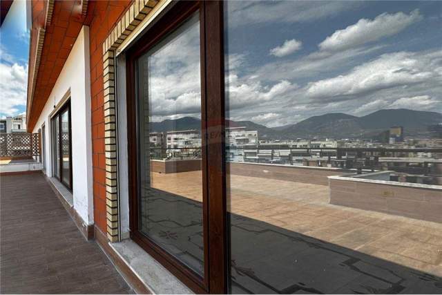 Tirane, shes Penthouse 3+1 Kati 3, 178 m² 223.000 Euro (kopshti botanik)