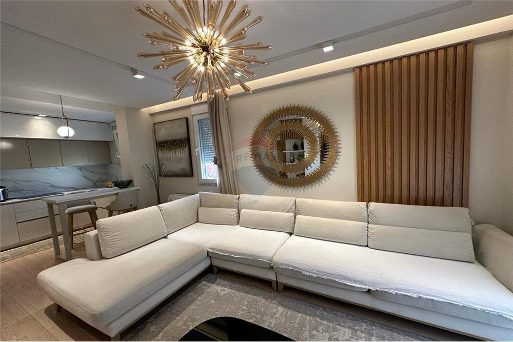 Shitet Apartament 3+1+ Post Parkimi  tek RRuga Elbasanit