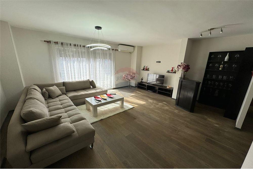 Jepet me Qera 2+1 tek Kristal Center