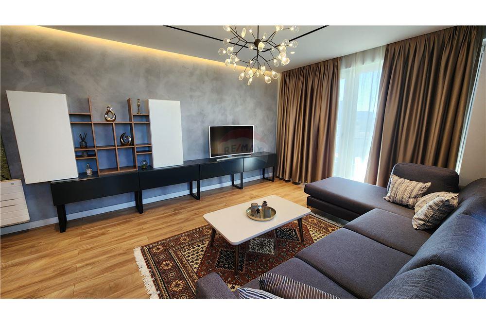 Jepet me Qera apartament luksoz 2+1+2 poste parkimi tek RRuga Barrikadave-Qender