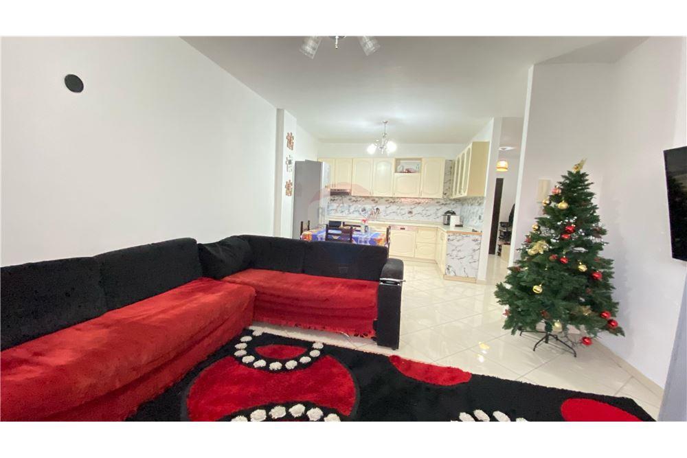 Shitet Apartament 2+1 tek Xhamlliku