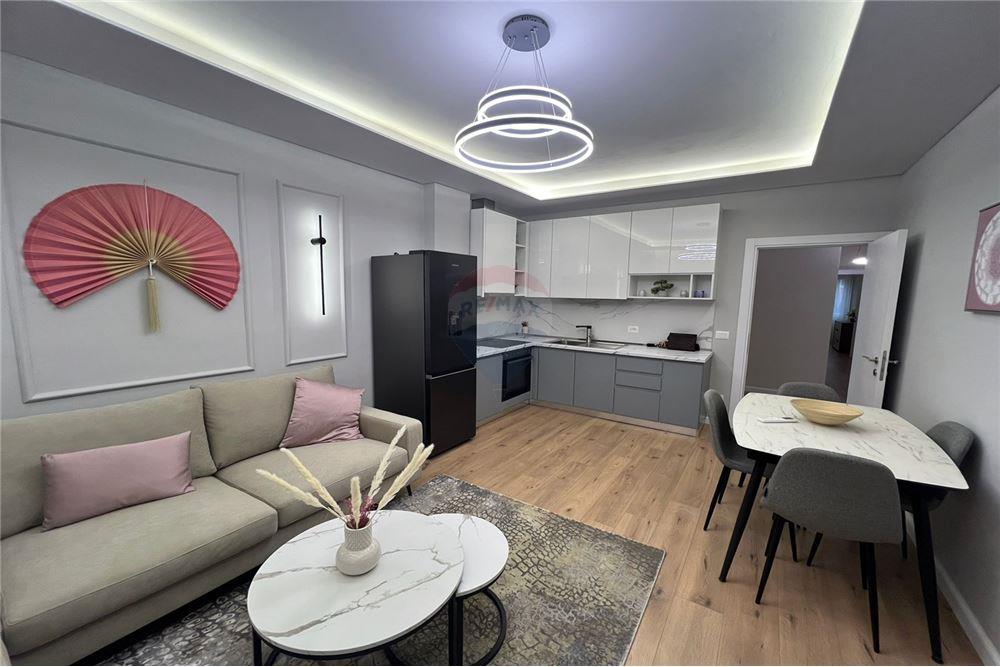 Shitet super apartament 2+1+2 tek Komuna e Parisit