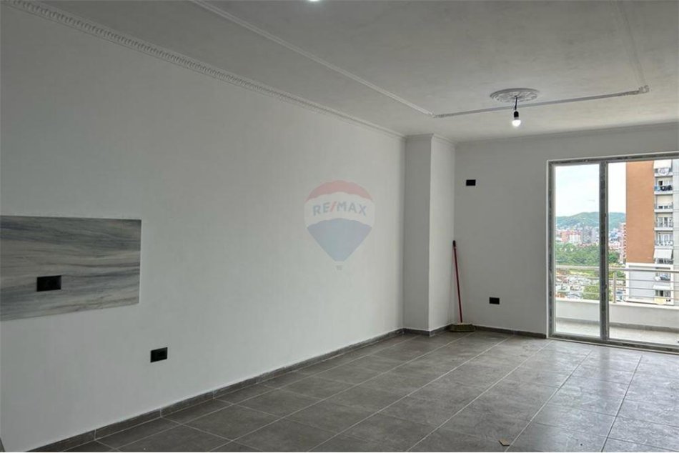 Shitet Apartament 2+1 tek Ish Fusha e Aviacionit, prane shkolles se Magjistratures, Rruga "Ana Komnena"