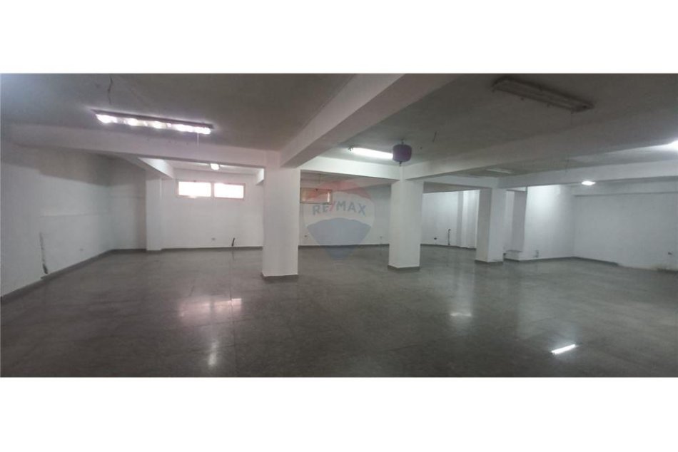 Tirane, jepet me qera ambjent biznesi , Kati -1, 200 m² 1,500 € (Mine Peza,Kafe Flora)
