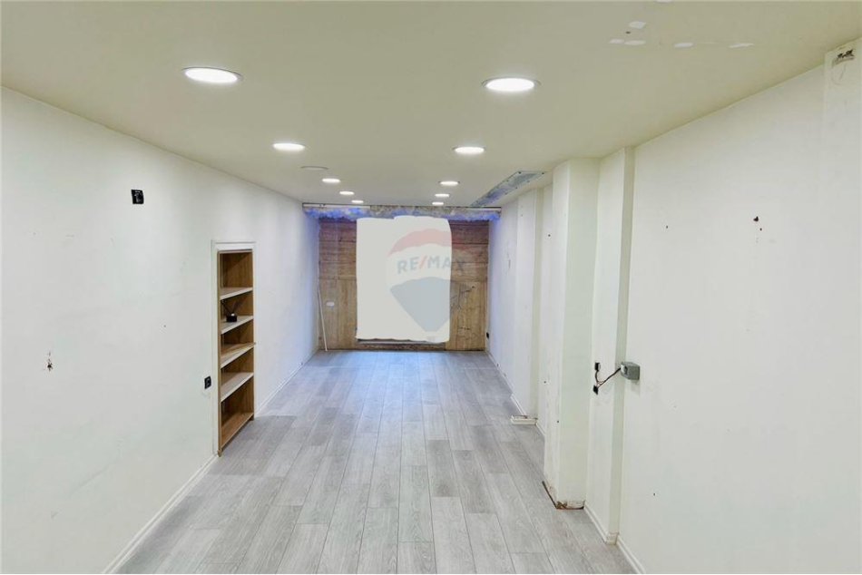 Tirane, jepet me qera dyqan Kati 0, 40 m² 1.200 € (Bulevardi Gjergj Fishta)
