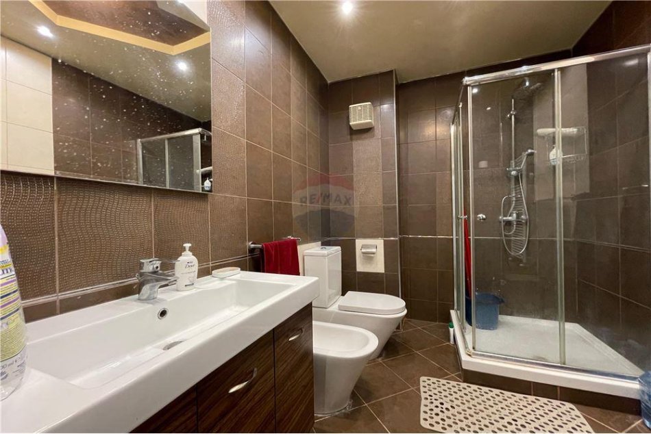 Tirane, jepet me qera 2+1+Ballkon , 850 € (Kopshti Zoologjik)