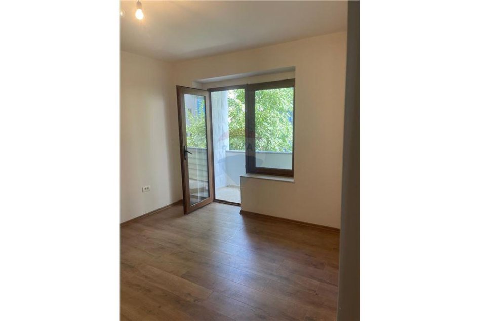 Tirane, jepet me qera ambjent biznesi Kati 3, 60 m² 600 € (Rruga Brigada VIII)