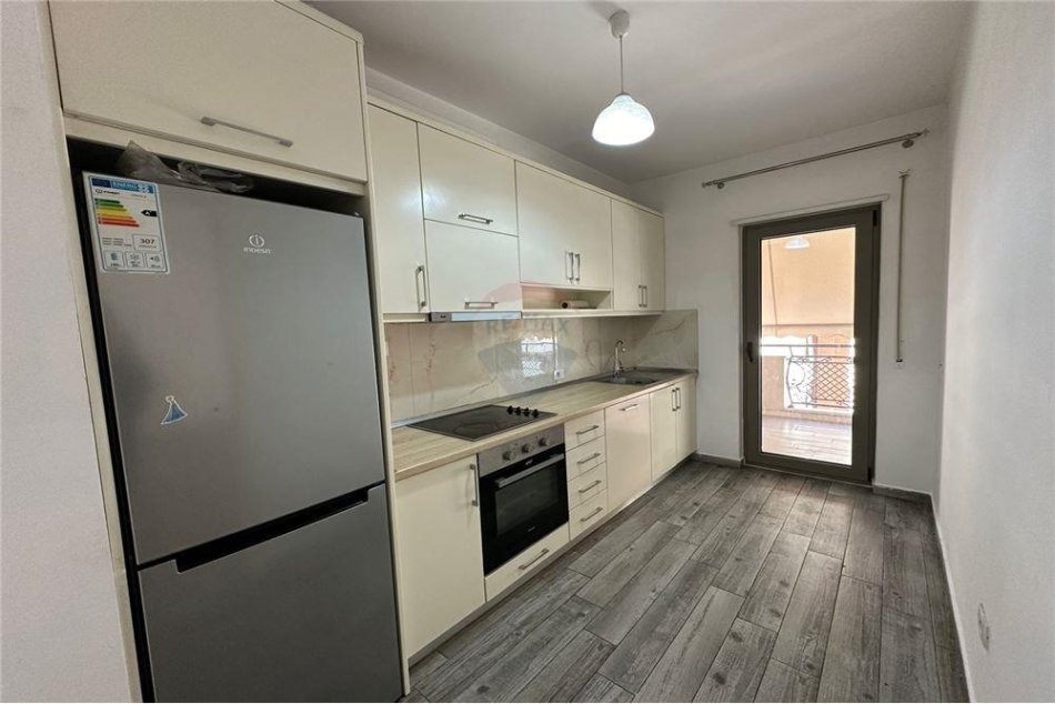 Tirane, jepet me qera apartament Kati 5, 115 m² 700 € (Rruga e Kavajes)