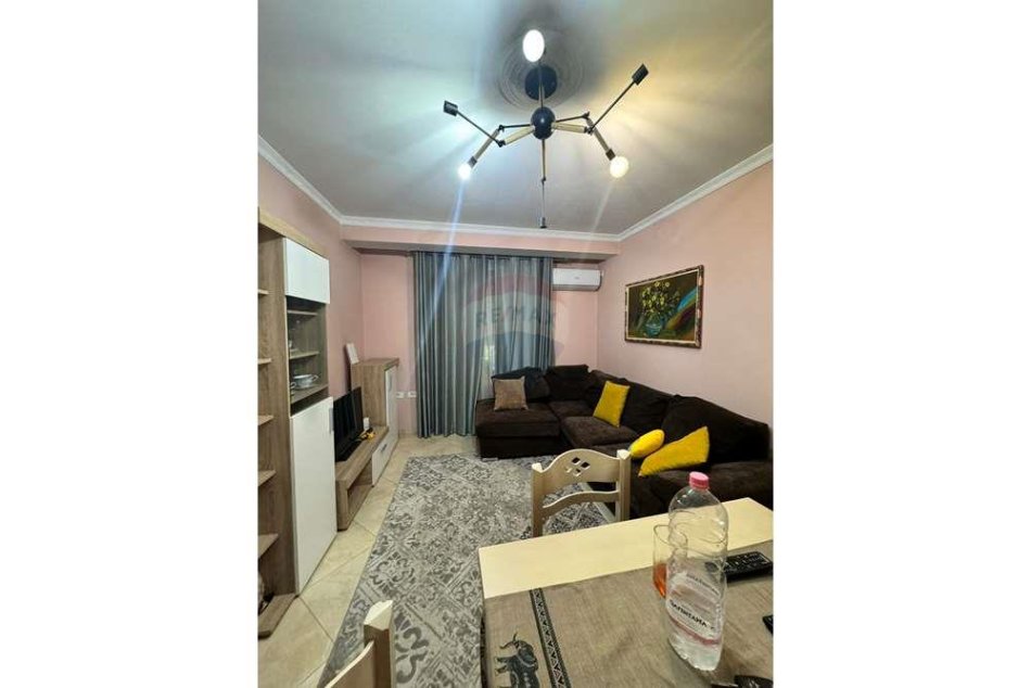 Tirane, jepet me qera 1+1 Kati 1, 50 m² 450 € (mine peza)