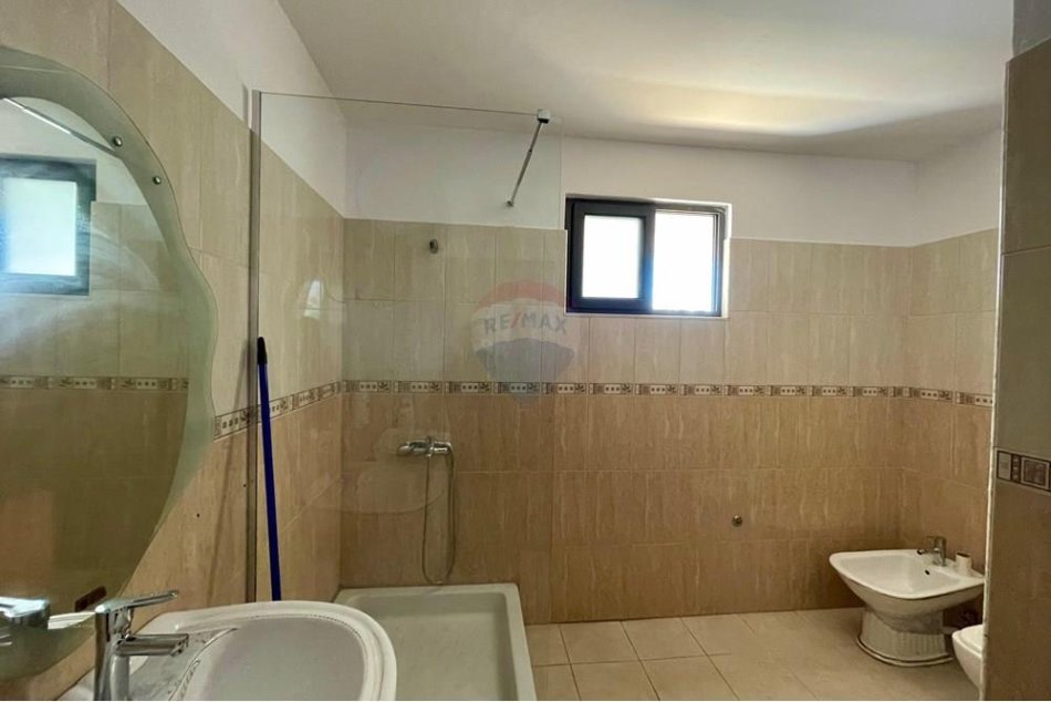 Tirane, jepet me qera 2+1+Ballkon Kati 4, 100 m² 700 € (Bllok)