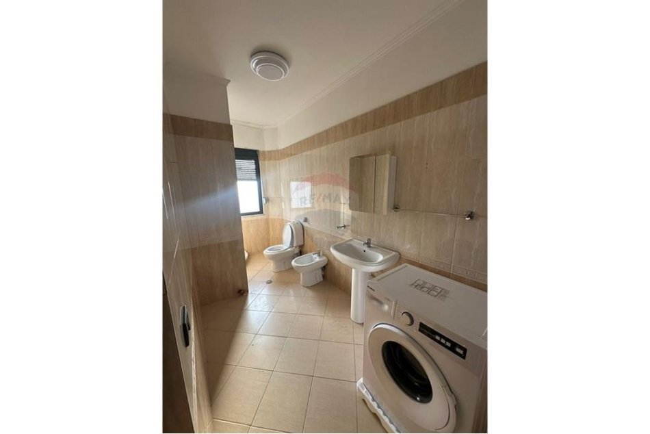 Tirane, jepet me qera apartament 2+1+Ballkon Kati 4, 80 m² 550 € (Gjimnazi Aleks Buda Laprake)