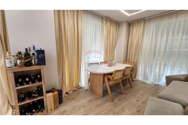 Tirane, jepet me qera apartament 2+1+A+BLK Kati 2, 140 m² 1.600 Euro (Rr. Faik Konica)