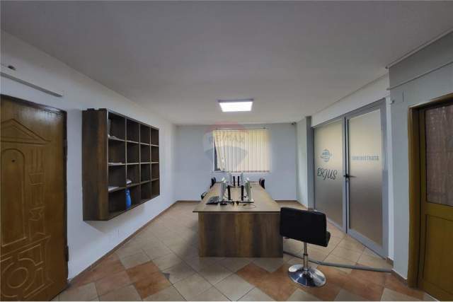 Tirane, jepet me qera ambjent biznesi Kati 1, 120 m² 600 Euro (Rr. Kavajes prane Globe)