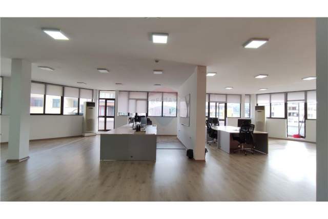 Tirane, jepet me qera ambjent biznesi Kati 8, 340 m² 3.200 Euro (Rr. Ismail Qemali)