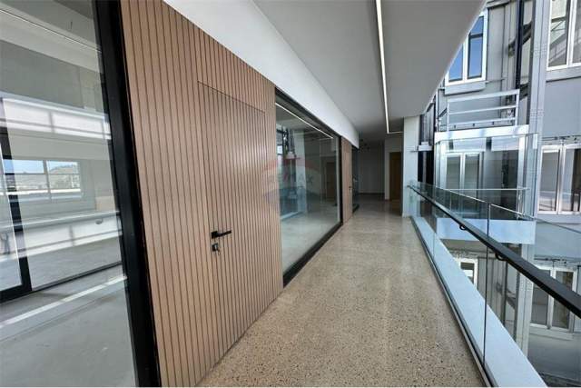 Tirane, jepet me qera ambjent biznesi Kati 0, 6.840 m² 30.000 Euro (Autostrada Tirane-Durres)