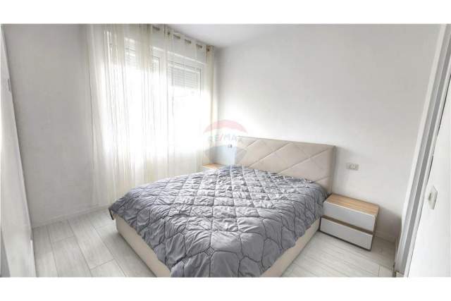 Tirane, jepet me qera apartament 2+1+A+BLK Kati 5, 90 m² 550 Euro (Rr. Petro Nini Luarasi)