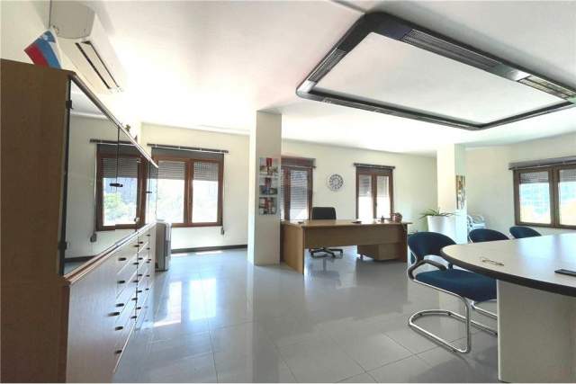 Tirane, jepet me qera ambjent biznesi Kati 1, 100 m² 1.000 Euro (Rr. Elbasanit)