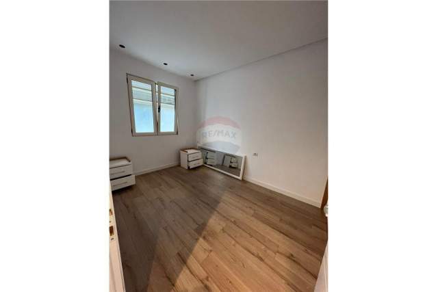 Tirane, shitet apartament 1+1+A Kati 0, 51 m² 73.000 Euro (komuna parisit)