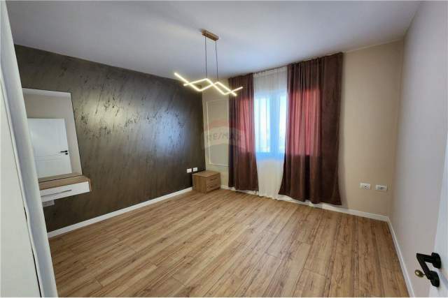 Tirane, shitet apartament 1+1+A Kati 8, 56 m² 89.000 Euro (Bulevardi Zogu i Pare)