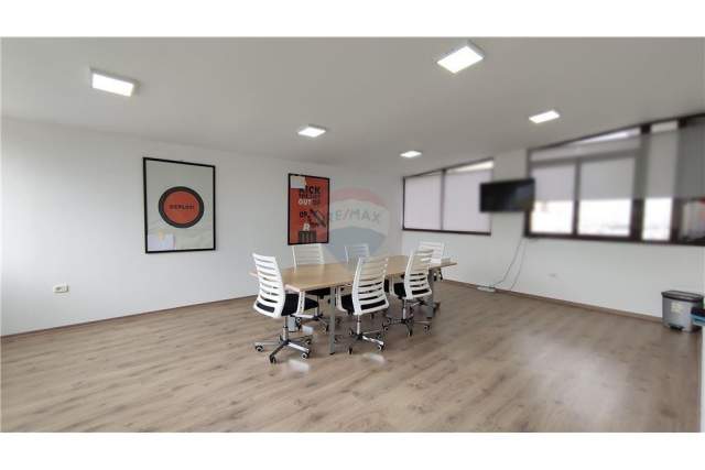 Tirane, jepet me qera ambjent biznesi Kati 8, 340 m² 3.200 Euro (Rr. Ismail Qemali)