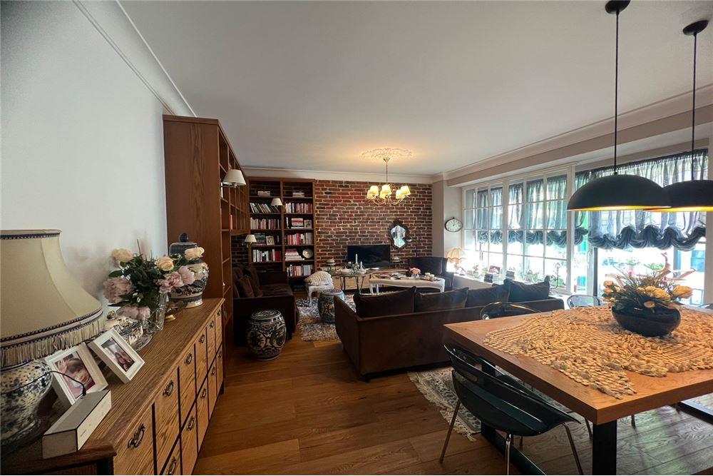 Jepet me qira super apartament 2+1+ post parkimi tek Ambasador 3.