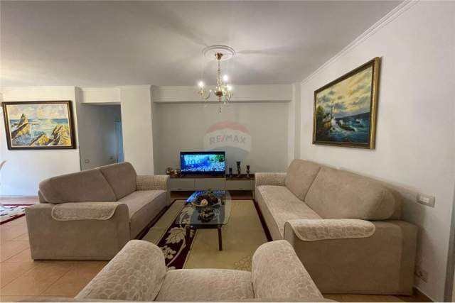 Tirane, jepet me qera apartament 1+1+A Kati 2, 80 m² 500 Euro (Rr. Faik Konica)