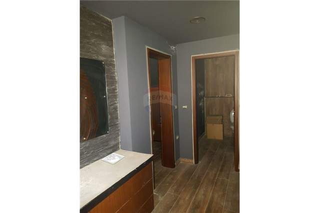 Tirane, jepet me qera ambjent biznesi Kati 0, 167 m² 2.000 Euro (Astir)